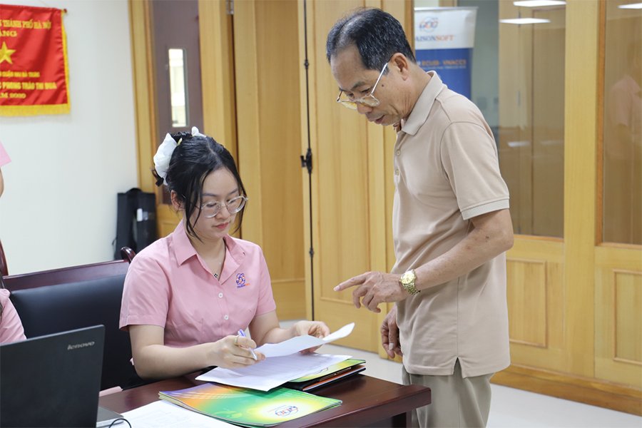 Đội ngũ nhân viên eBH trực tiếp hỗ trợ, giải đáp thắc mắc cho người dân về quy trình kê khai BHXH theo quy định mới.