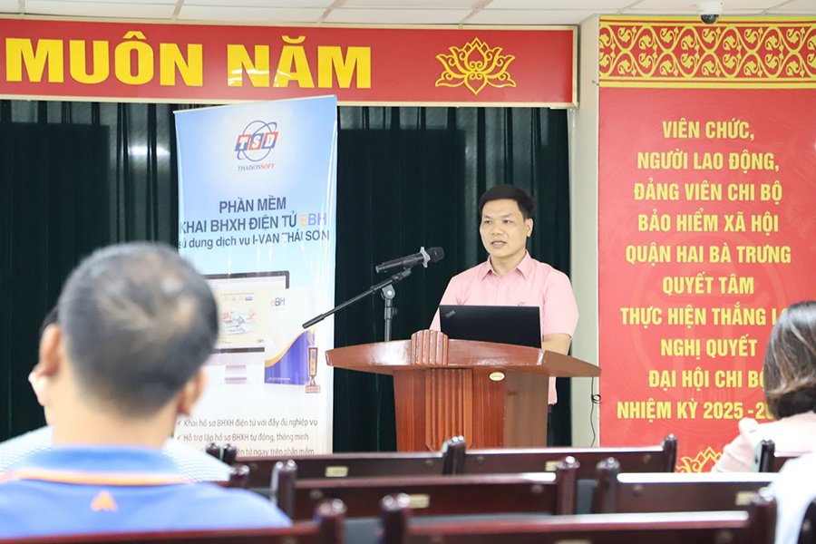 Ông Vũ Hiền Lương - Đại diện Công ty PTCN Thái Sơn giới thiệu phần mềm eBH tại hội nghị